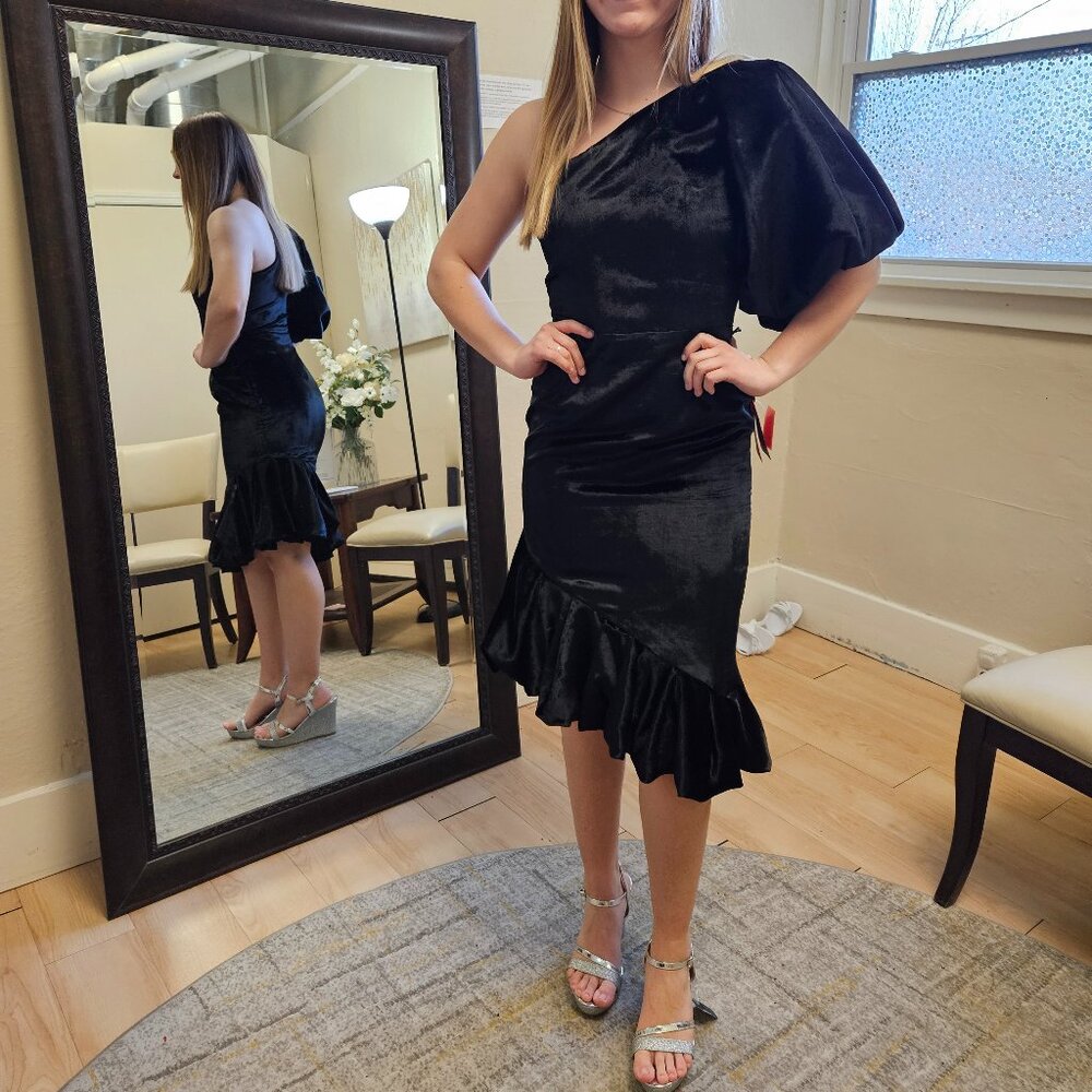 Size 6 black plush velvet one puff/balloon shoulder fitted midi w/ flare NEW